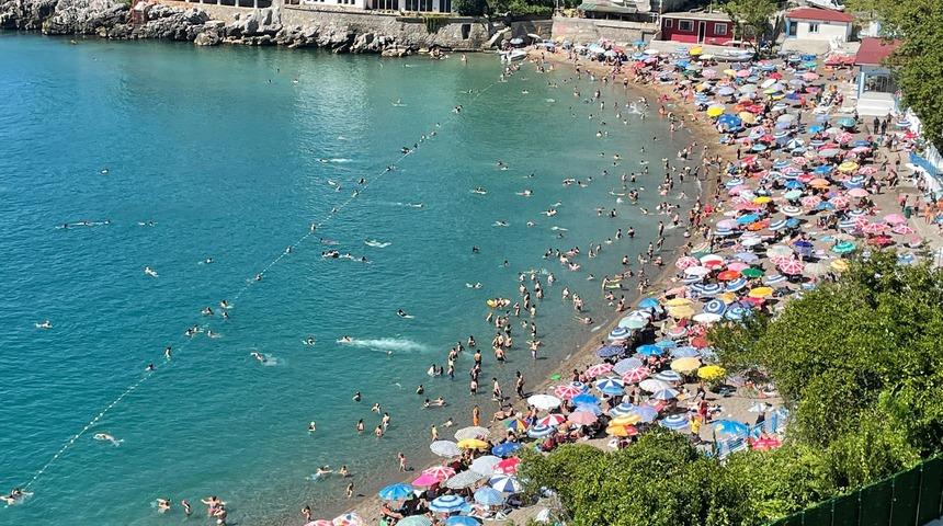 Zonguldak'ta sıcak havadan bunalanlar sahilleri doldurdu