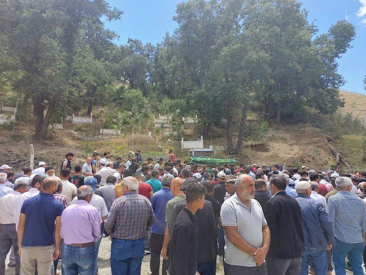 Çorum'da amcasının oğlu tarafından öldürülen kişinin cenazesi defnedildi G2