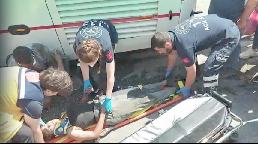 Tur otobüsünün altında kaçmaya çalışırken yanıyorlardı! Çığlık atarak kurtuldular