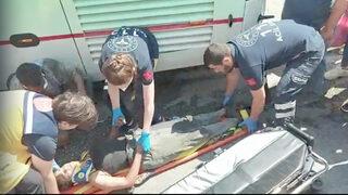 Tur otobüsünün altında kaçmaya çalışırken yanıyorlardı! Çığlık atarak kurtuldular