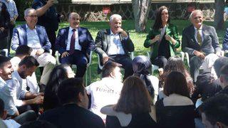 Binali Yıldırım gençleri geri çevirmedi! Çarşamba’yı Sel Aldı türküsünü söyledi