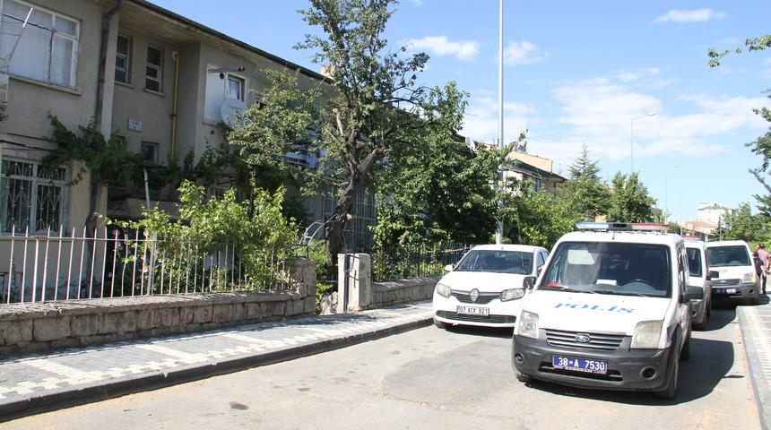 Kayseri'de balkondan eve giren kişi, husumetlisini silahla yaraladı