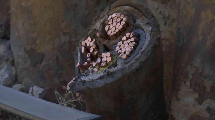 Yanlış kabloyu kesince 40 dairede televizyon, buzdolabı, kombiler yandı! "Patlama sesi duyduk, duman ve koku hissettik"