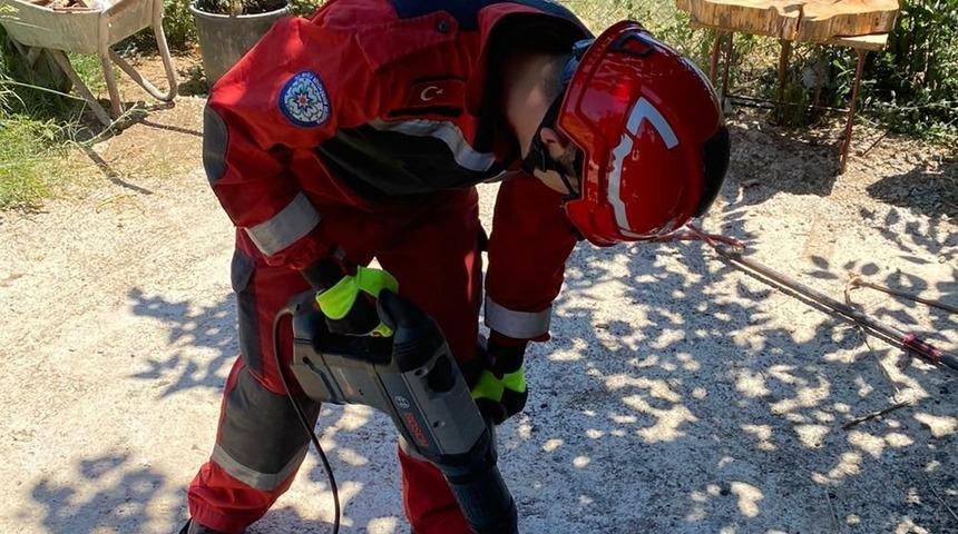 Muğla'da foseptiğe d&uuml;şen k&ouml;pek yavrusunu itfaiye &ccedil;ıkardı