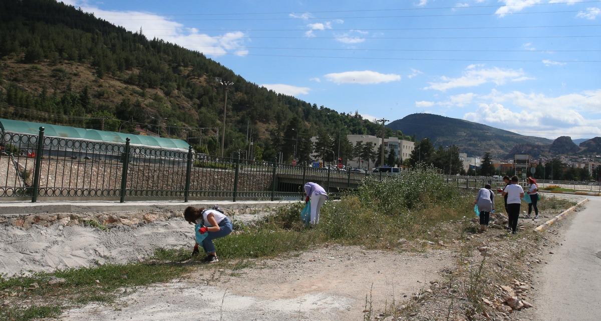 Ahbap g&ouml;n&uuml;ll&uuml;leri Samsun ve Tokat'ta &ccedil;evre temizliği yaptı