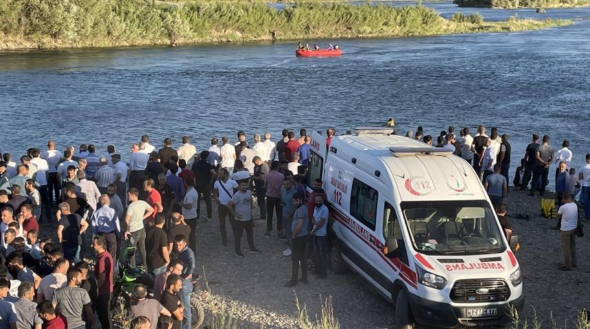 Bingöl'de nehirde akıntıya kapılan 3 kişiden ikisi kurtarıldı, diğeri aranıyor