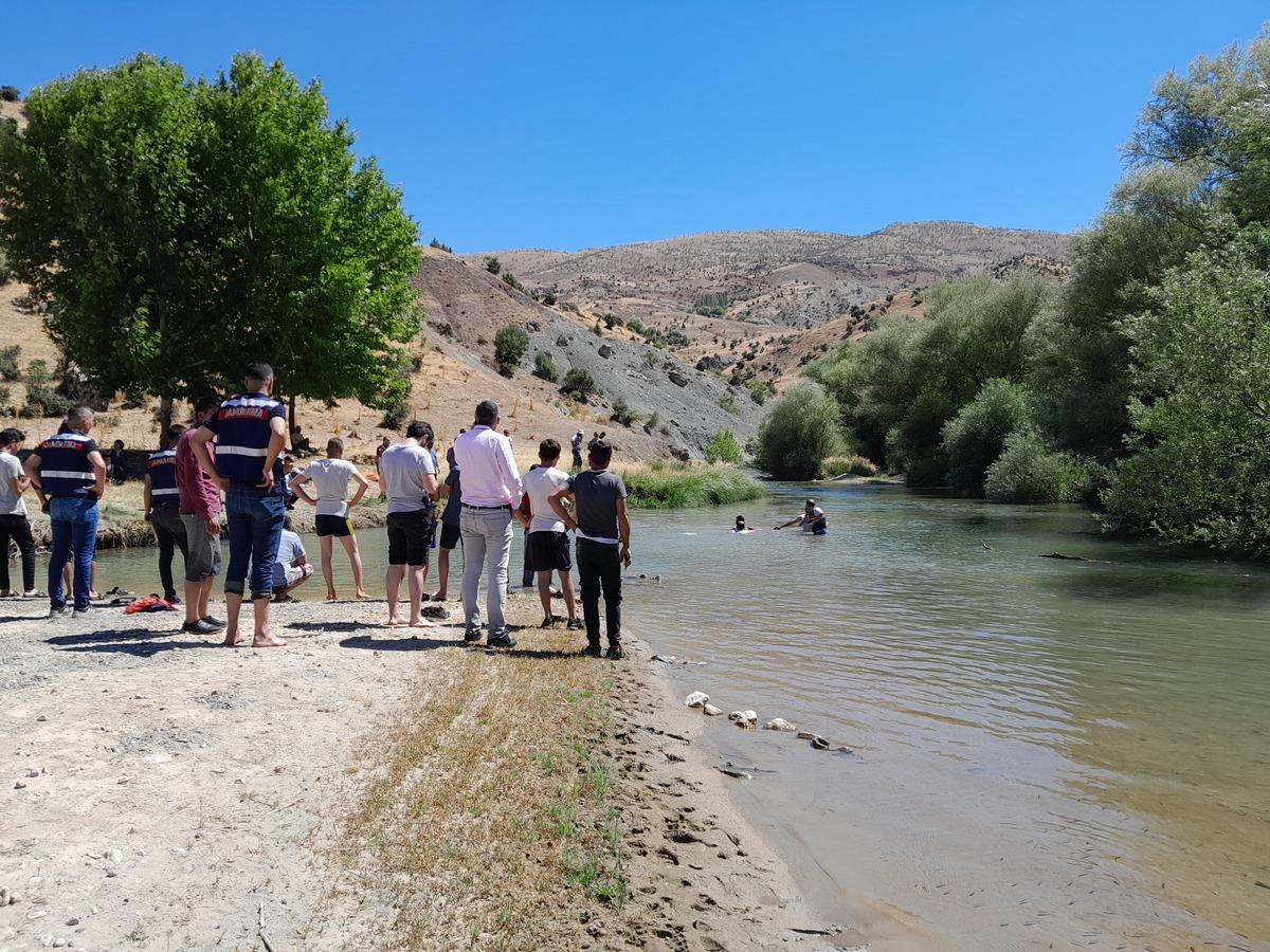 Adıyaman'da &ccedil;aya giren amca ile yeğeni boğuldu