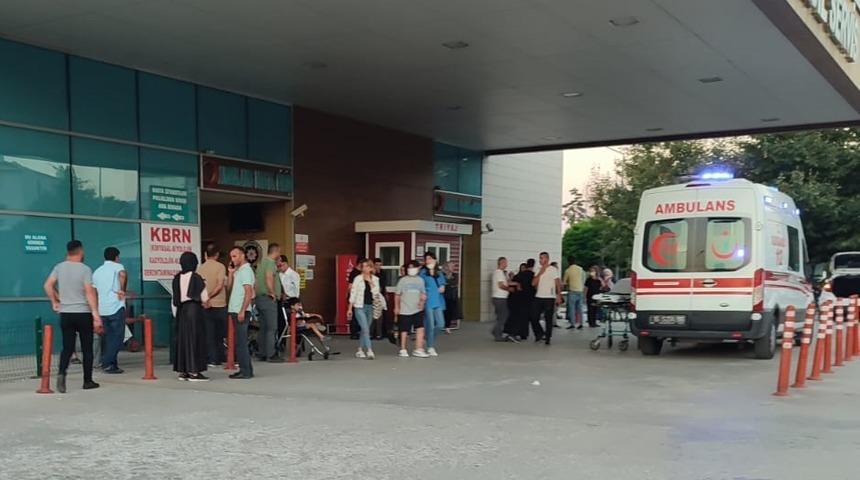 D&uuml;ğ&uuml;n yemeğinden zehirlendiği değerlendirilen 78 kişi hastaneye kaldırıldı