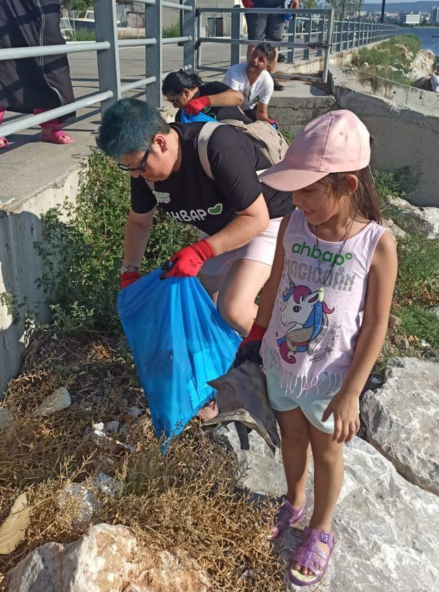 Çanakkale'de Ahbap gönüllüleri çevre temizliği yaptı  