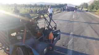 Afyonkarahisar'da iki tarım aracının çarpışması sonucu 1 kişi öldü, 7 kişi yaralandı