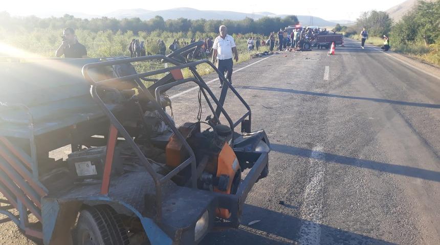 Afyonkarahisar'da iki tarım aracının çarpışması sonucu 1 kişi öldü, 7 kişi yaralandı