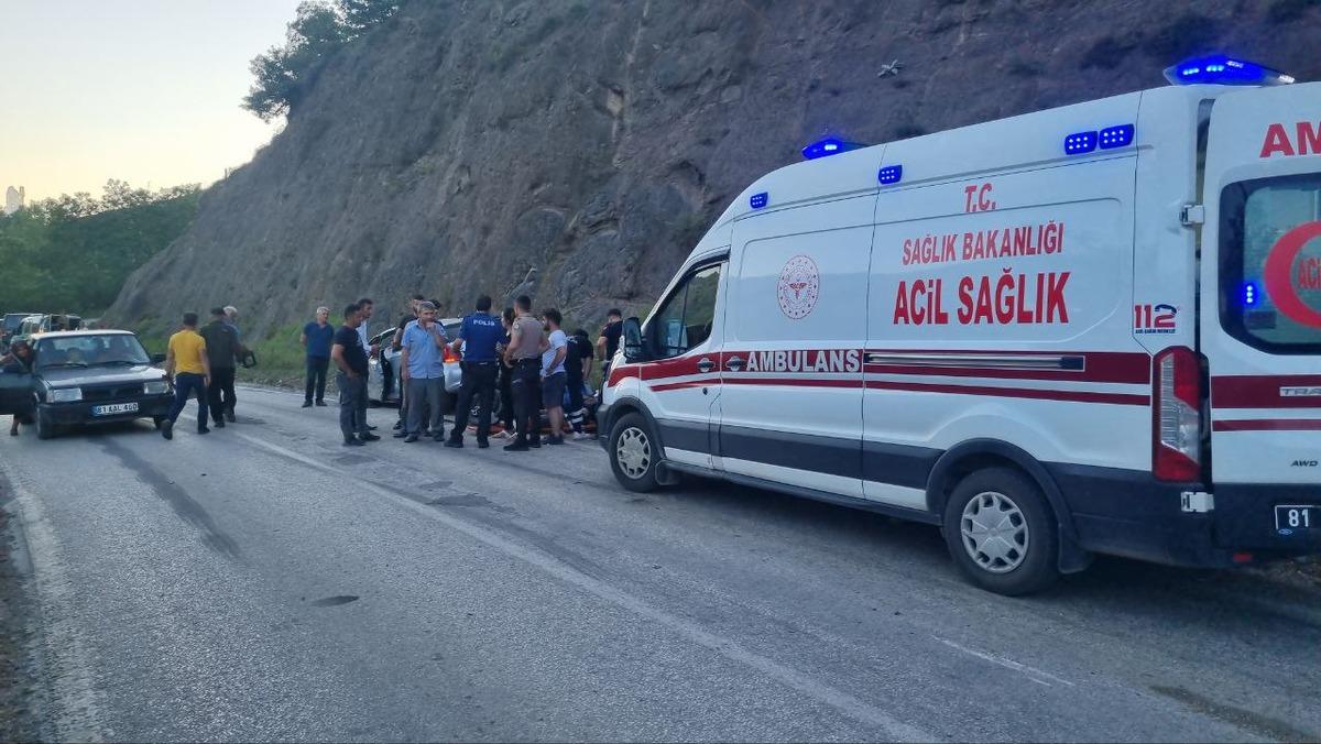 D&uuml;zce'de iki otomobilin &ccedil;arpışması sonucu 8 kişi yaralandı