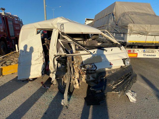 Uşak'ta minibüs ile traktörün çarpışması sonucu 6 kişi yaralandı