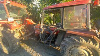 Uşak'ta minibüs ile traktörün çarpışması sonucu 6 kişi yaralandı