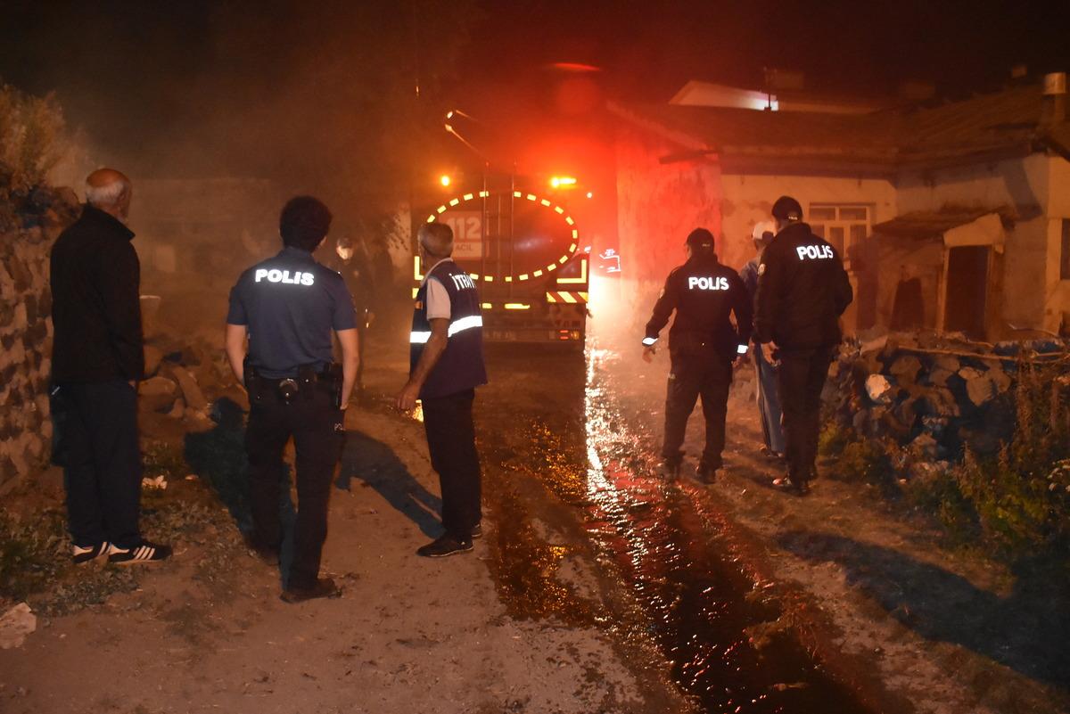 Kars'ta ot yığınlarının bulunduğu alanda &ccedil;ıkan yangın s&ouml;nd&uuml;r&uuml;ld&uuml;