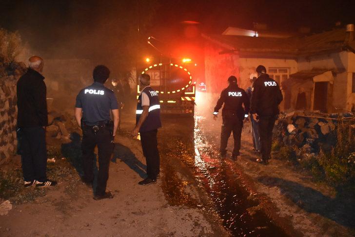 Kars'ta ot yığınlarının bulunduğu alanda çıkan yangın söndürüldü G1