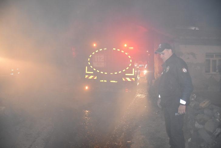 Kars'ta ot yığınlarının bulunduğu alanda çıkan yangın söndürüldü G2