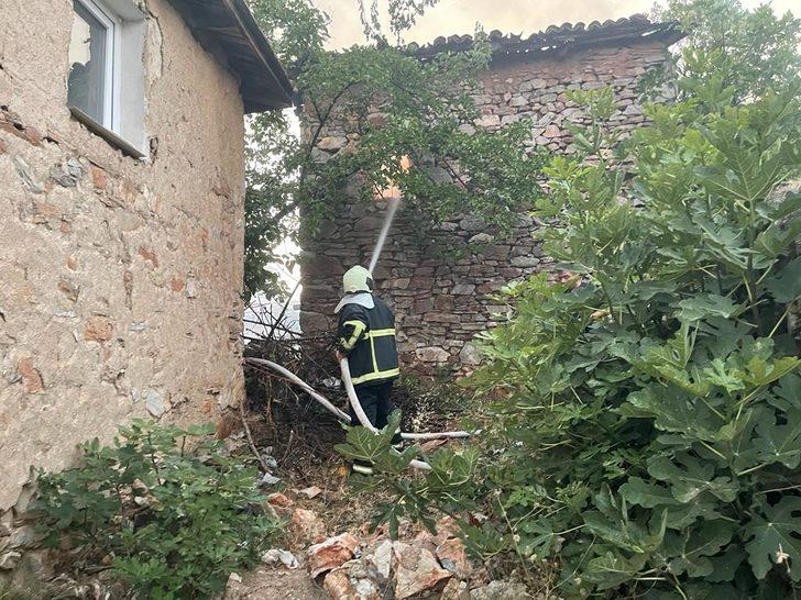 GÜNCELLEME 2 - Manisa'da orman yangınına müdahale sürüyor G3