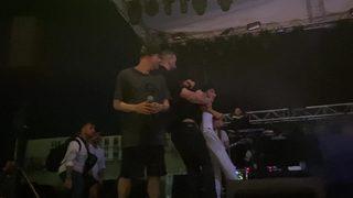 Ünlü rapçi Ceza'nın Gebze konserinde kavga çıktı! Sahneye atladı