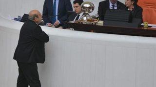 Hasip Kaplan başkanlık divanına yürüdü