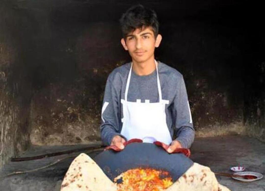 K&ouml;y evinde &ccedil;ektiği yemek videoları ile &uuml;nlenmişti! Estetikle bambaşka birine d&ouml;n&uuml;şen fenomen Taha Duymaz şimdi de kulaklarını yaptırdı