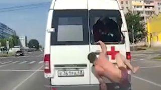 Sosyal medyada gündem oldu! Yarı çıplak adam akıl hastanesine götürülürken camı kırıp ambulanstan kaçtı