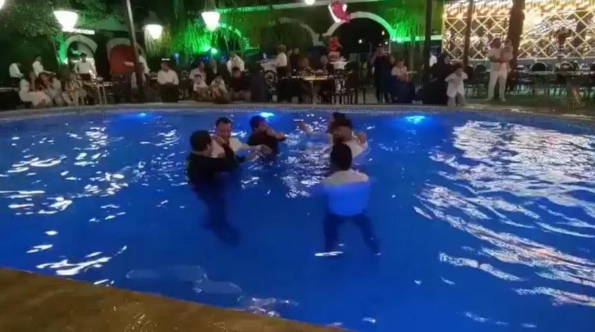 Düğünde şaşkına çeviren anlar! Damat havuzda çiftetelli oynadı