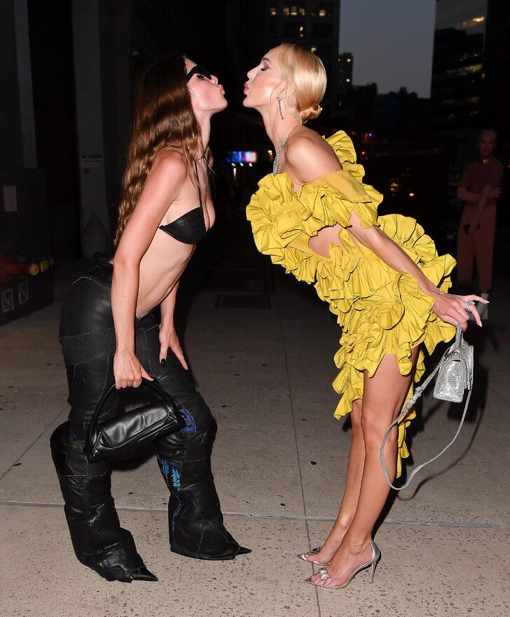 Bu nasıl pantolon! Kasığına kadar indirdi G5