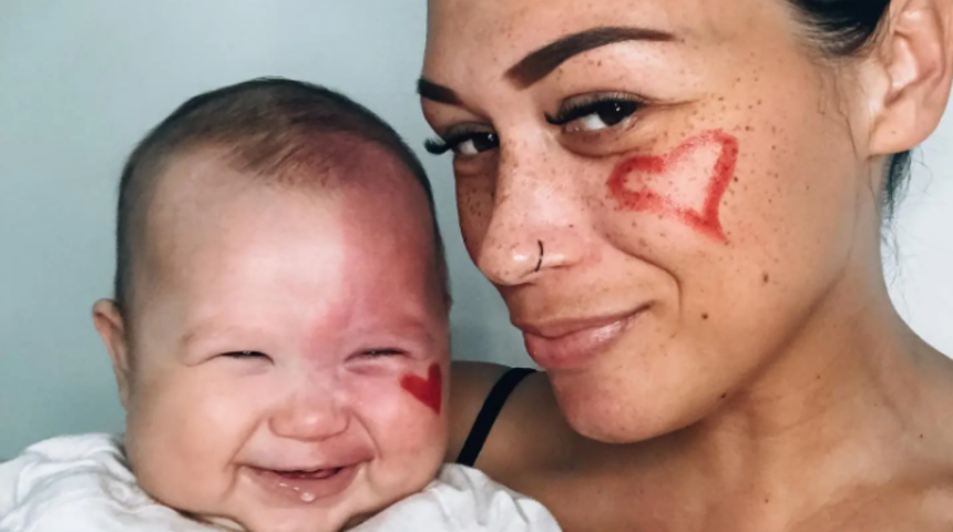 Bebeğinin doğum lekesini lazerle sildirmek istedi! Eleştiri oklarının hedefi oldu