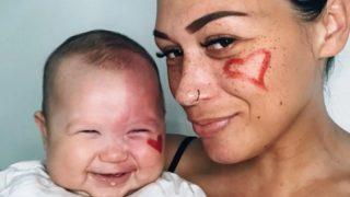 Bebeğinin doğum lekesini lazerle sildirmek istedi! Eleştiri oklarının hedefi oldu