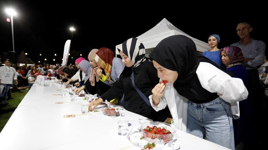 Çilekleri en kısa sürede bitirmek için kıyasıya yarıştılar!