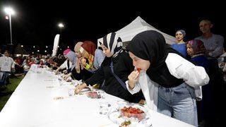 Çilekleri en kısa sürede bitirmek için kıyasıya yarıştılar!