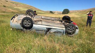 Sivas'ta devrilen otomobildeki 1 kişi öldü, 2 kişi yaralandı