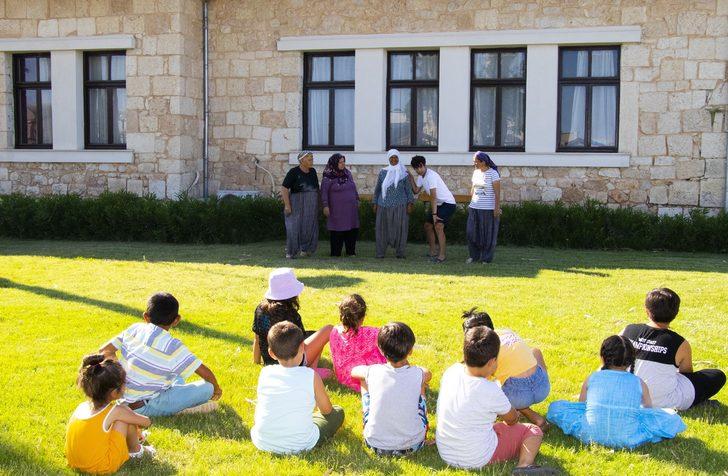 Sabah çilek tarlasında, akşam tiyatro provasındalar: "Evde ‘Gelin size oyunumu oynayacağım’ diyorum"