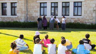 Sabah çilek tarlasında, akşam tiyatro provasındalar: Evde ‘Gelin size oyunumu oynayacağım’ diyorum