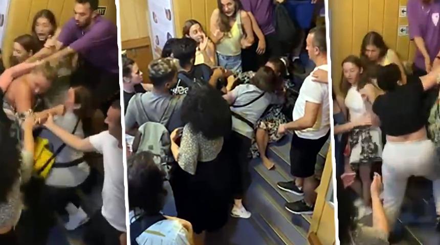 Turist kadınlar vapuru birbirine kattı! Elbisesi yırtılınca...