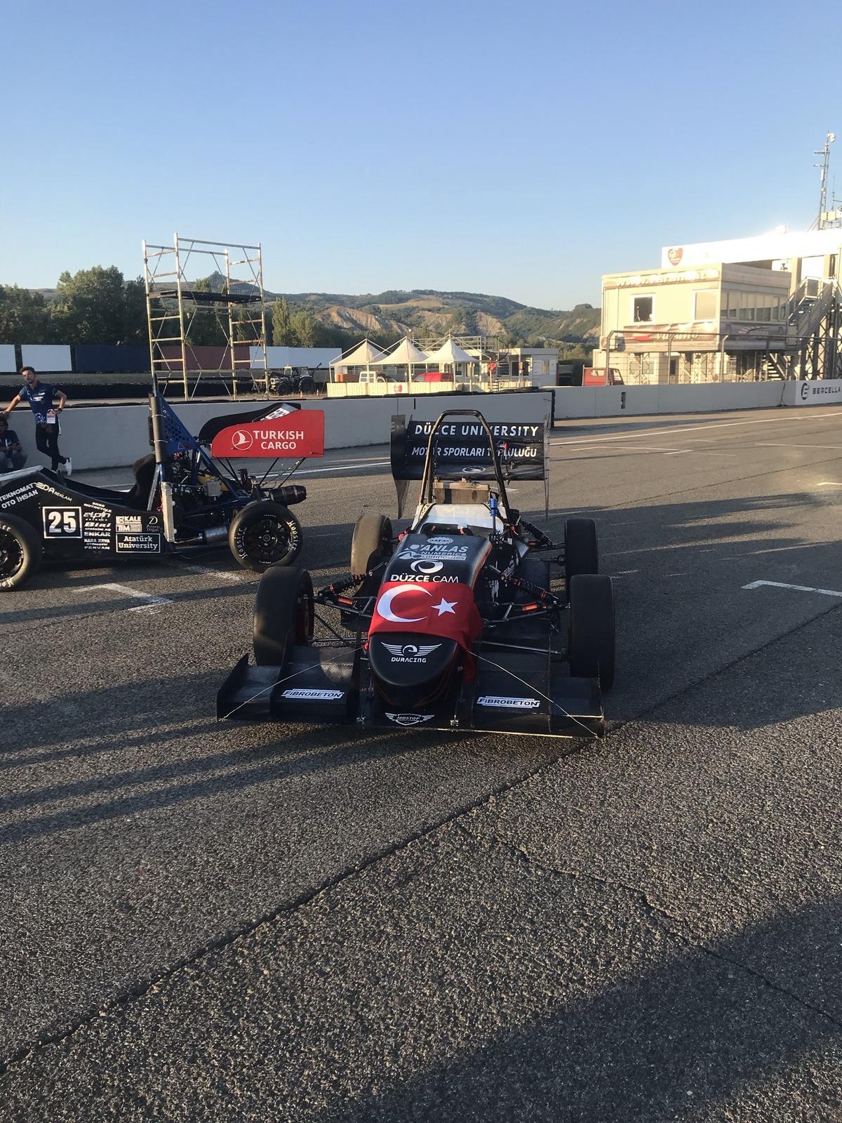 D&uuml;zce &Uuml;niversitesi &ouml;ğrencileri yaptıkları ara&ccedil;la İtalya'da yarışa katıldı