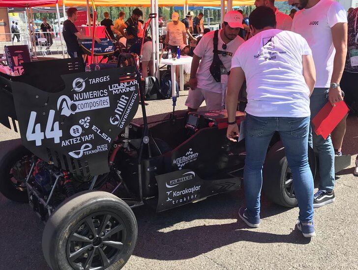 Düzce Üniversitesi öğrencileri yaptıkları araçla İtalya'da yarışa katıldı G3