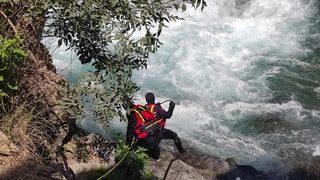 Müküs Çayı'nda akıntıya kapılan hemşireye ulaşılmaya çalışılıyor