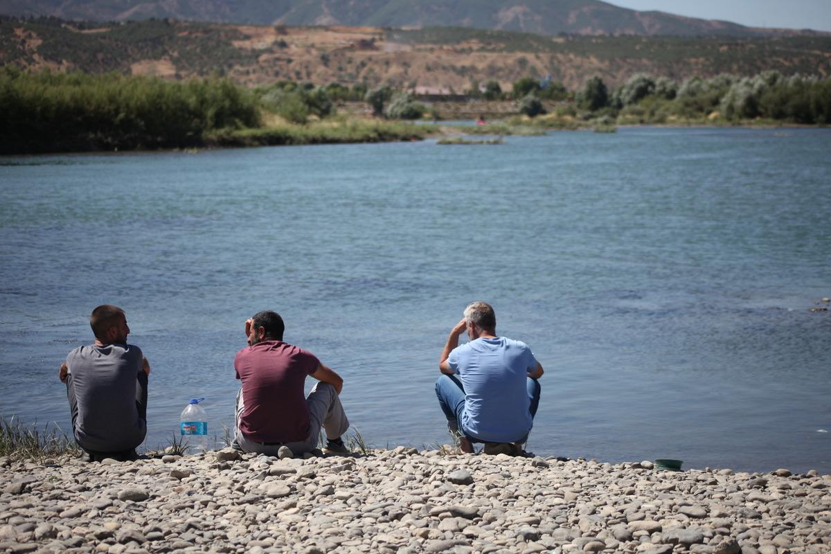 Bing&ouml;l'de nehirde boğulma tehlikesi ge&ccedil;iren &ccedil;ocuğu kurtarırken akıntıya kapılan kişi aranıyor