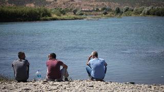 Bingöl'de nehirde boğulma tehlikesi geçiren çocuğu kurtarırken akıntıya kapılan kişi aranıyor