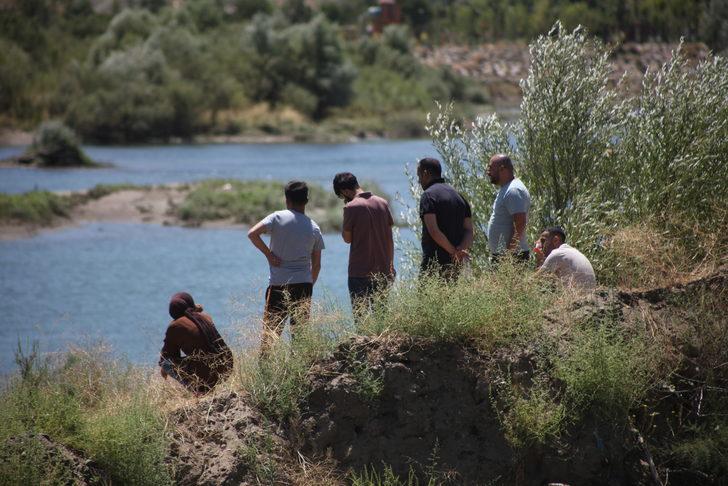 Bingöl'de nehirde boğulma tehlikesi geçiren çocuğu kurtarırken akıntıya kapılan kişi aranıyor G2