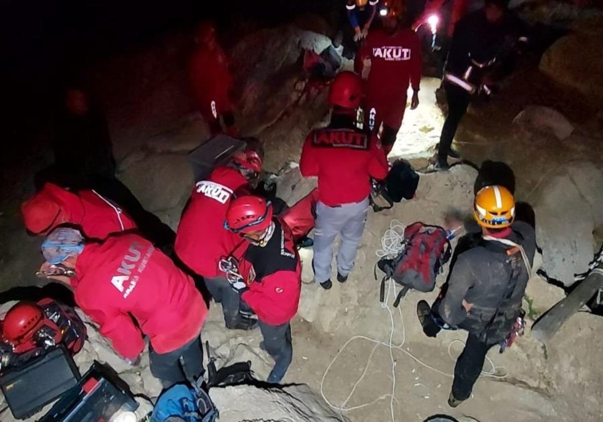 Antalya'da yayladaki kuyuya d&uuml;şen kişi kurtarıldı