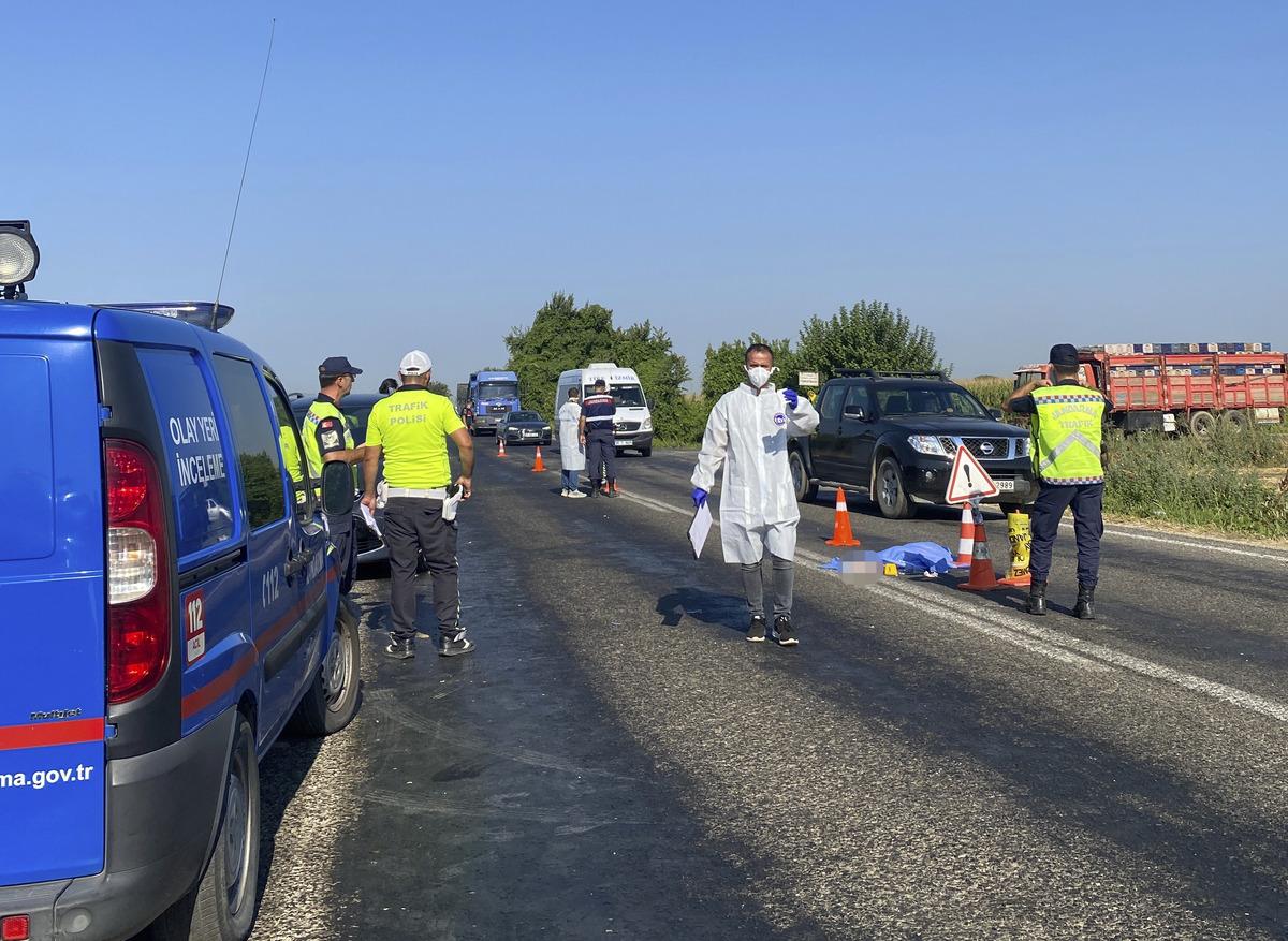 İzmir'de otomobilin &ccedil;arptığı nine ve torunu &ouml;ld&uuml;