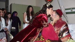 Damat hastalanınca gelin kınayı acil serviste yaptı