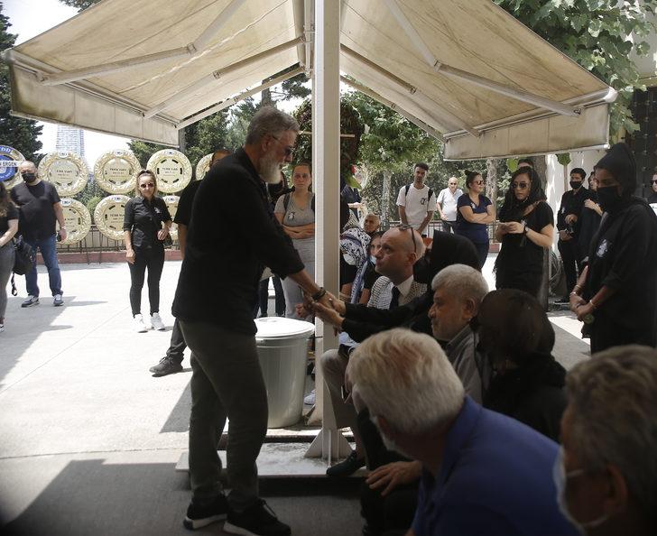 Ebru Gündeş annesini son yolculuğuna uğurladı! Sanatçı dostları yalnız bırakmadı G1