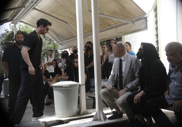 Ebru Gündeş annesini son yolculuğuna uğurladı! Sanatçı dostları yalnız bırakmadı G3