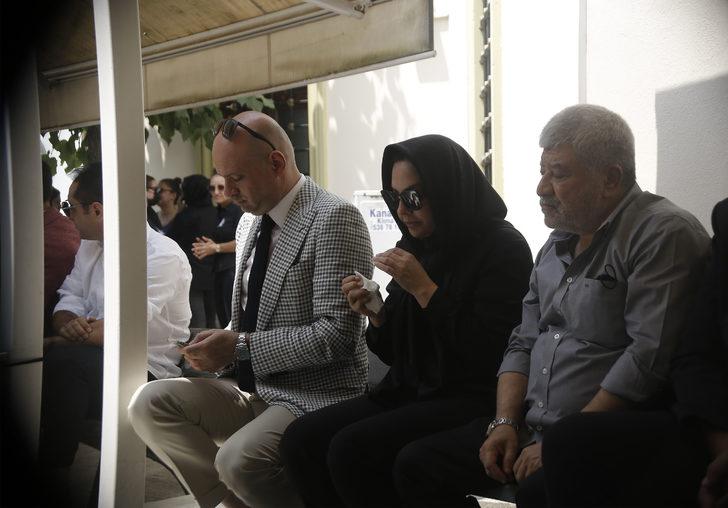 Ebru Gündeş annesini son yolculuğuna uğurladı! Sanatçı dostları yalnız bırakmadı G4