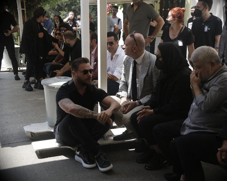 Ebru Gündeş annesini son yolculuğuna uğurladı! Sanatçı dostları yalnız bırakmadı G5