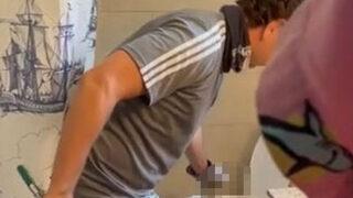 Tuvalette acı sürpriz! Klozetin içinde iguana çıkınca ne yapacağını bilemedi